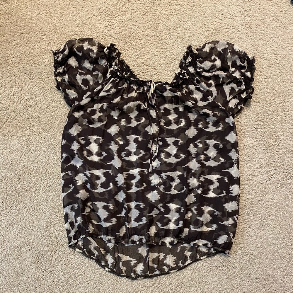 🍓 3/$10 Yada Silk Patterned Blouse Size Small